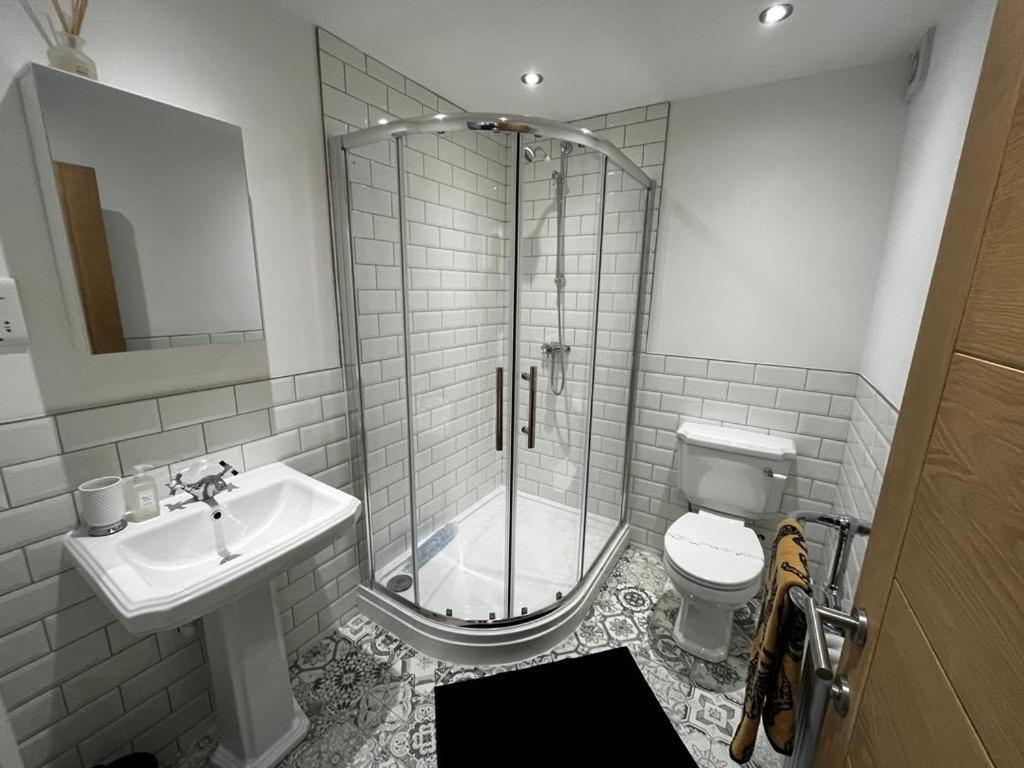 Sterling Stylish 2 Bedroom Central Modern Apartment 达灵顿 外观 照片